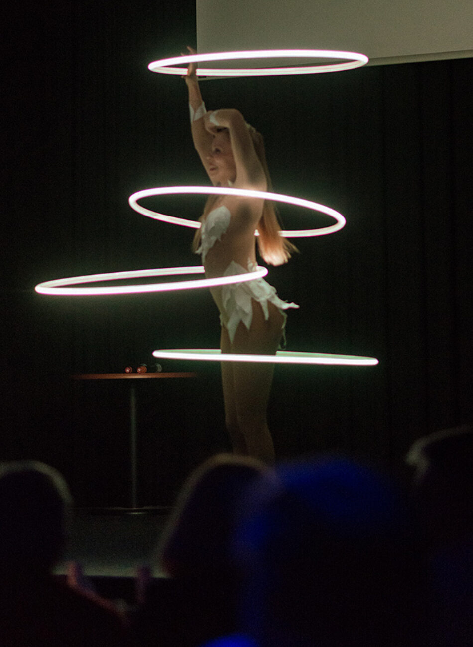 Annika Hakala_Hulahoop_©Katie-Aileen Dempsey_small