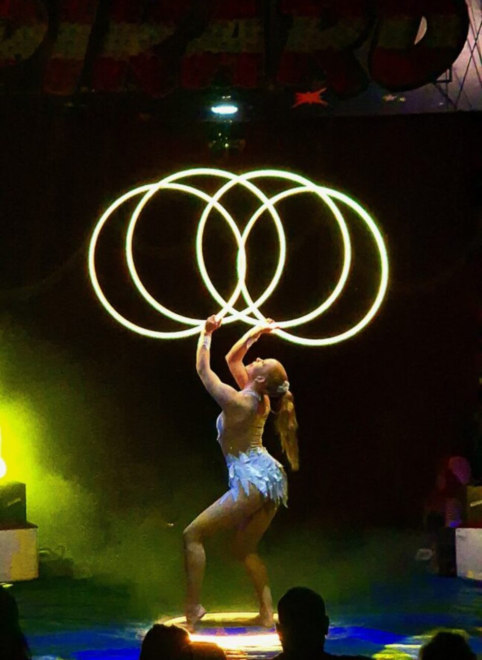 LED hulahoop Annika Hakala circus artist